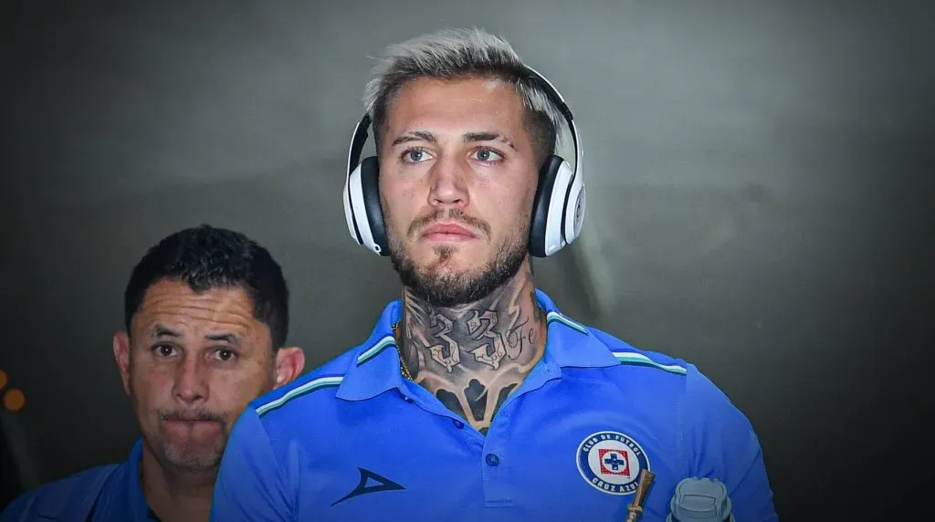 El defensa argentino permanecerá en Cruz Azul, al menos, hasta diciembre.