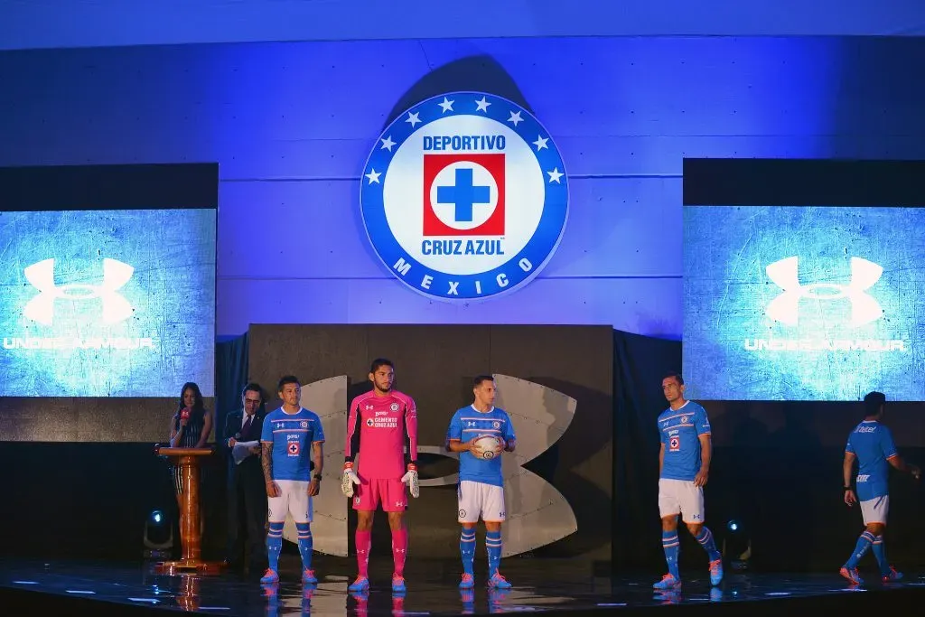 Emanuel Loeschbor junto a Chuy Corona y Chaco Giménez en Cruz Azul (Jam Media)