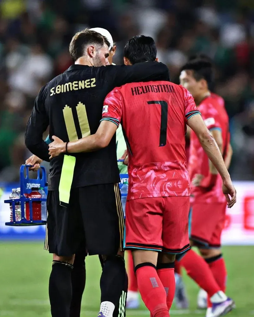 El gesto de Santi Giménez con Heung-Min Son que recorrió el mundo (Archivo)