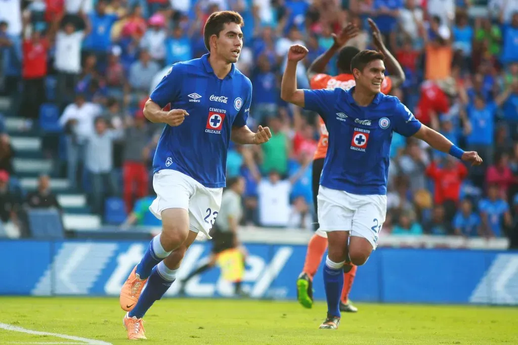 Michael Farfán festejando su primer gol en Cruz Azul (Imago 7)