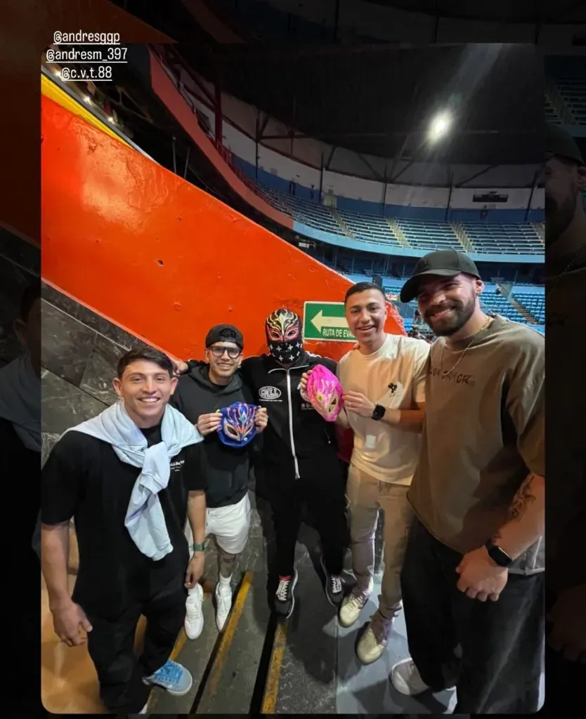 Alexis junto a Gudiño, Montaño y Vargas en un evento de lucha libre. (X)