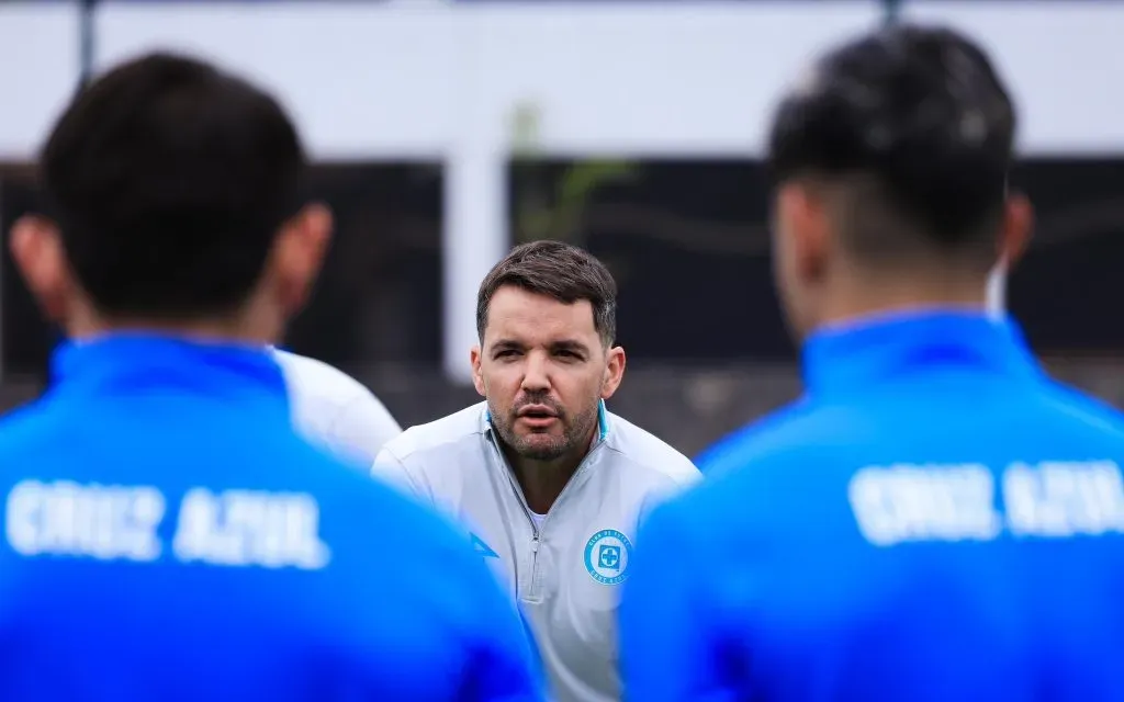 La filosofía de Nicolás Larcamón incluye tratar a todos por igual en el grupo. (X @CruzAzul)