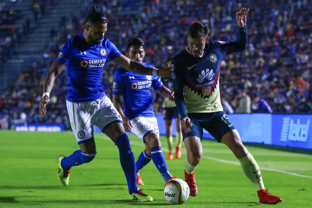 Julián Velázquez, con la camiseta de Cruz Azul contra el América. (Imago 7)