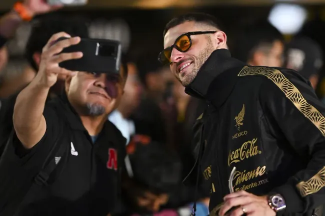 Santiago Giménez en el hotel de concentración de México (Imago 7)