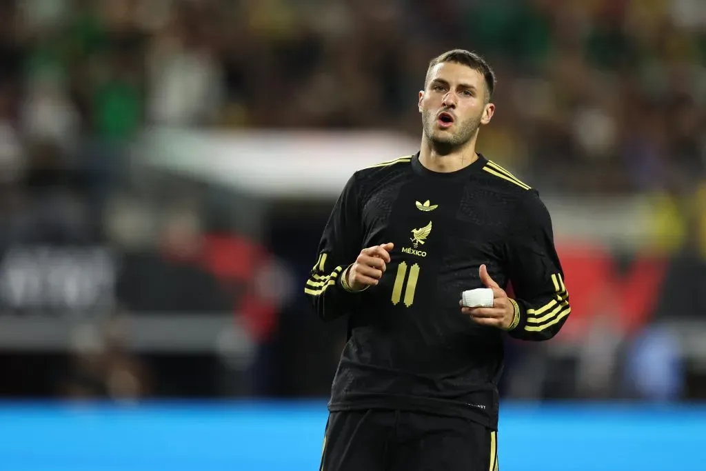 Santiago Giménez en un partido con la Selección de México (Getty)