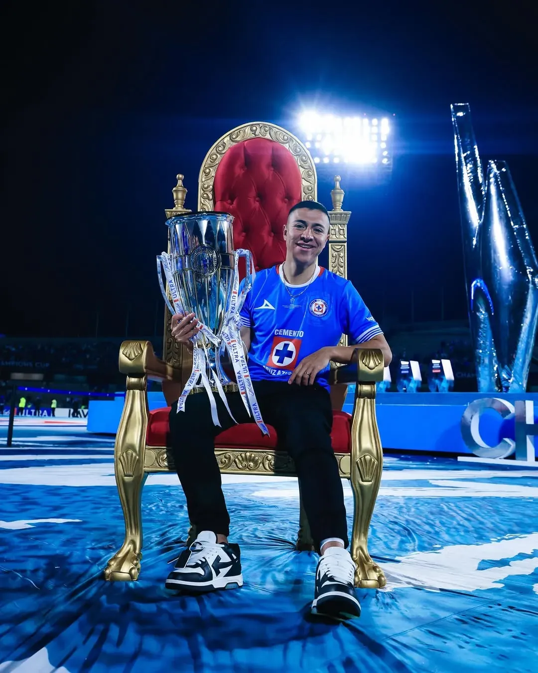 Montaño, con el trofeo de Concachampions en contexto de lesión. (@andresm_397)