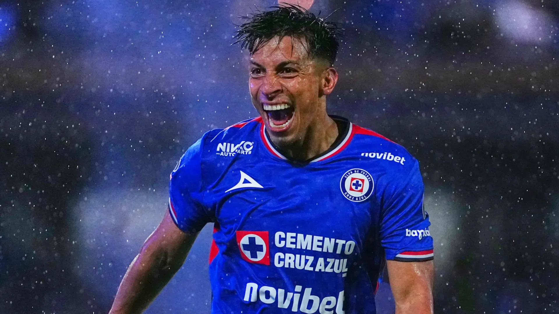 El Cuate tomó la palabra.