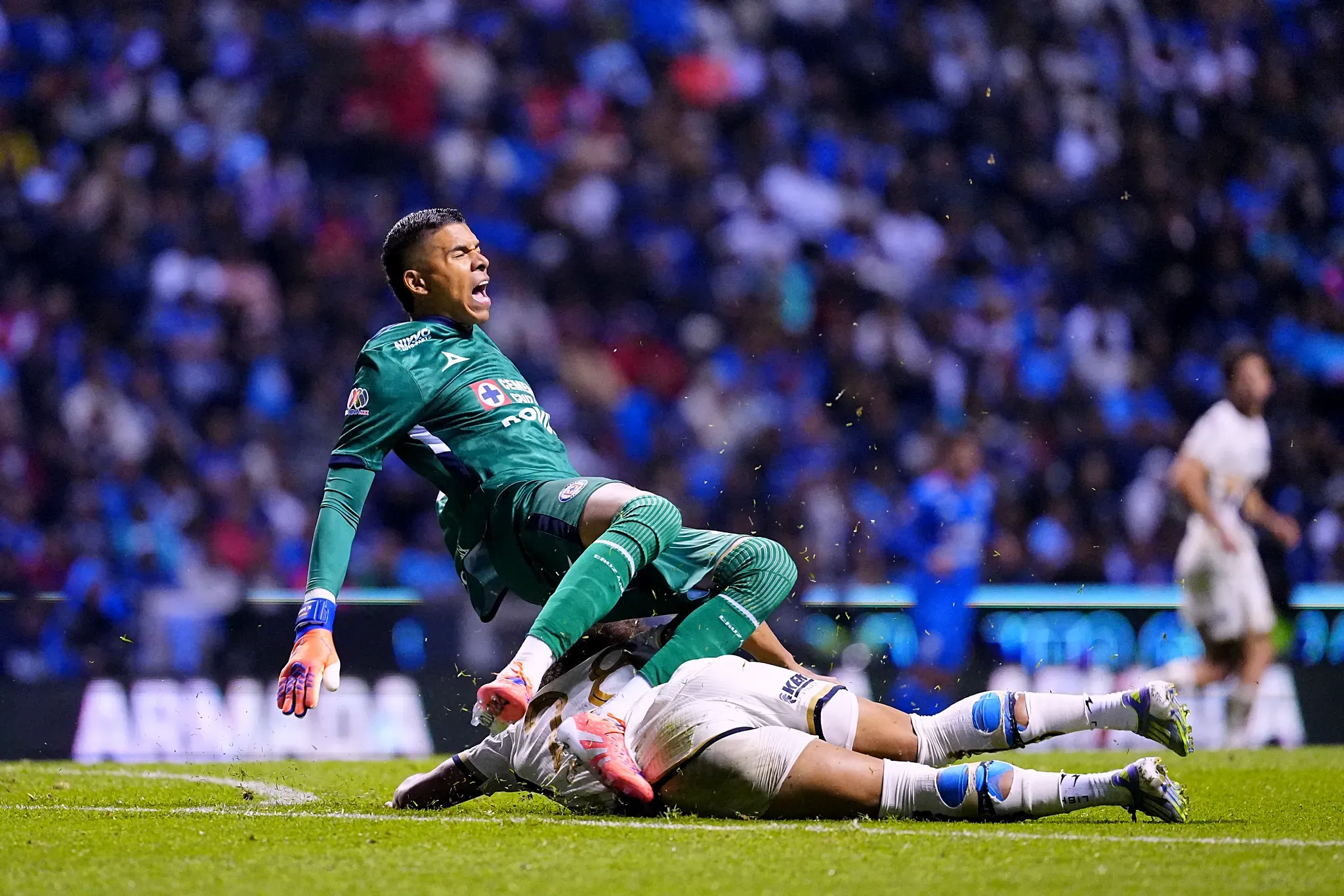 La entrada de Carrasquilla contra Mier que entristeció a todo Cruz Azul. (Imago 7)