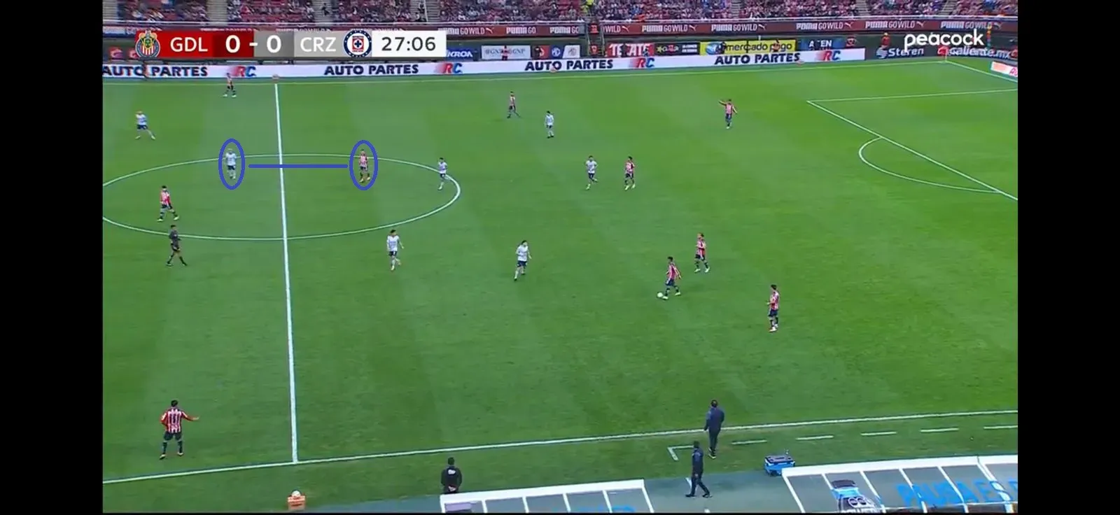 Gonzalo Piovi realizándole marca personal a Roberto Alvarado (Impresión de pantalla)