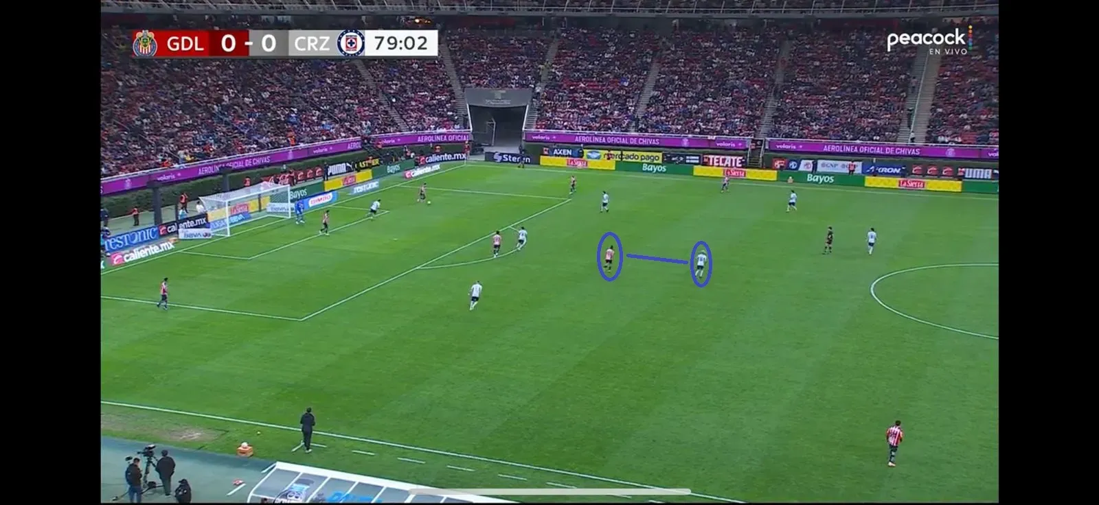 Gonzalo Piovi anulando a Roberto Alvarado en Chivas (Impresión de pantalla)