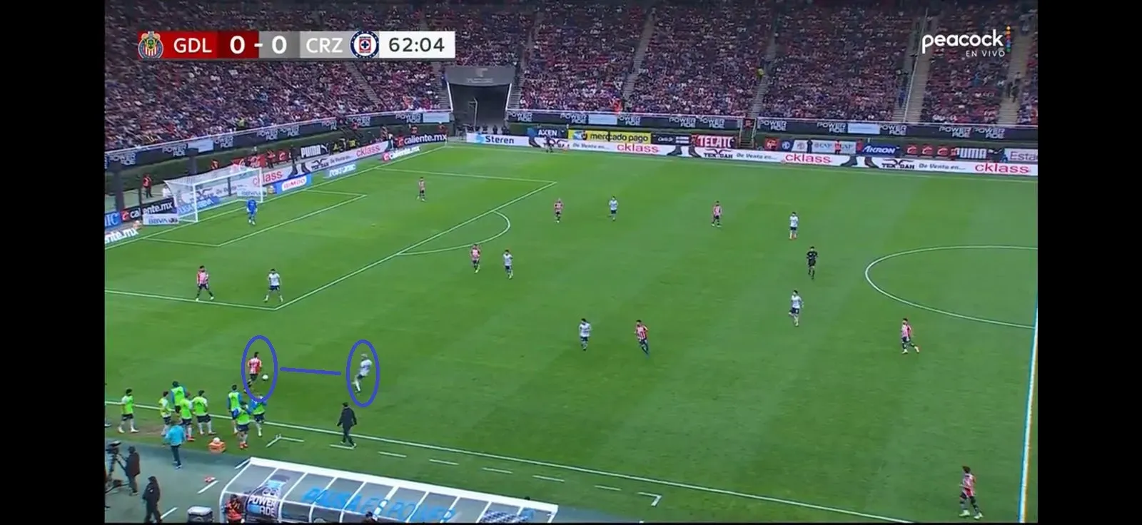 Gonzalo Piovi presionando en salida a Roberto Alvarado (Impresión de pantalla)