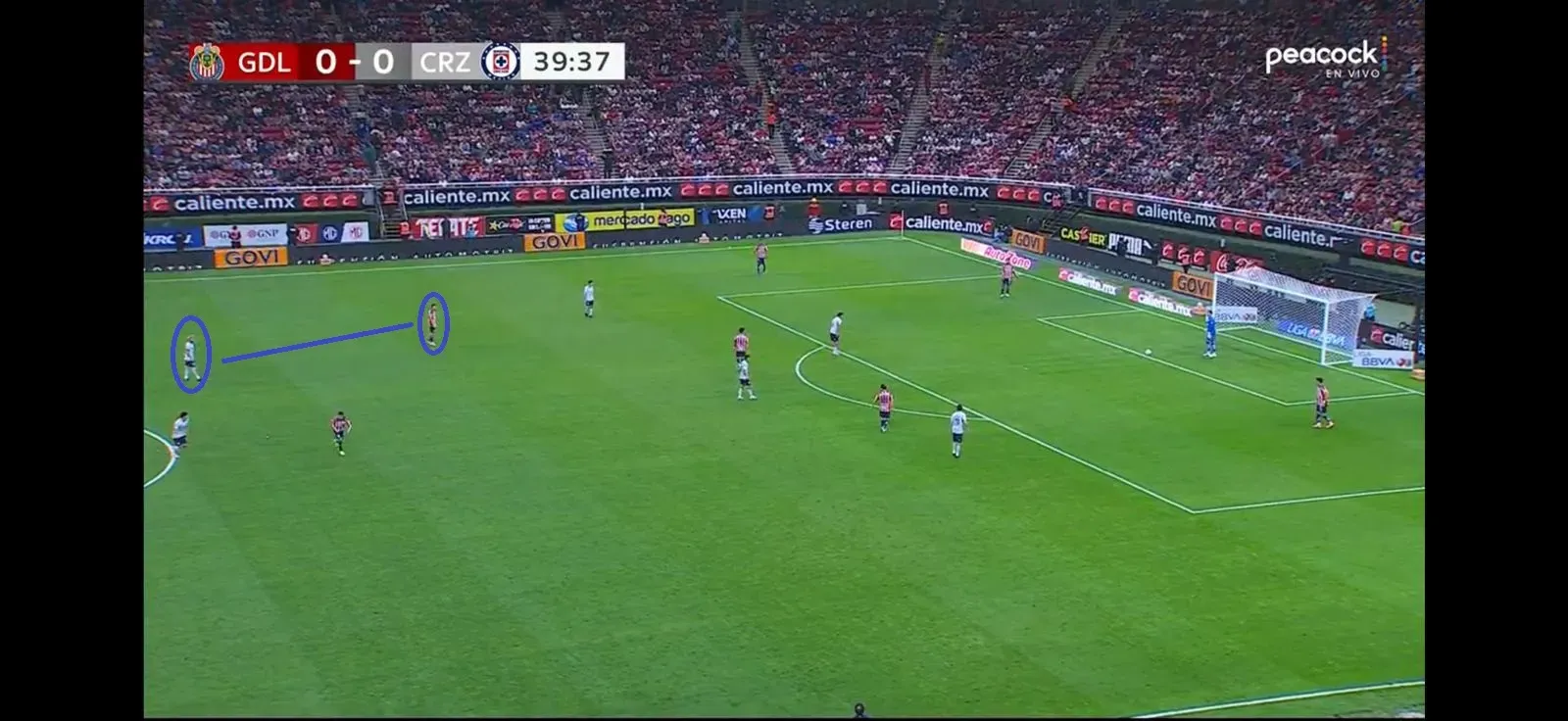 Gonzalo Piovi presionando a Roberto Alvarado (Impresión de pantalla)