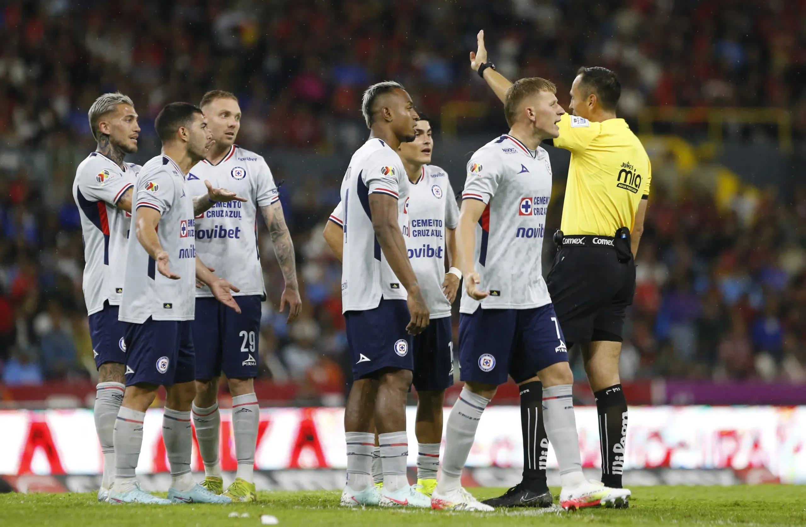 El arbitraje de la Liga MX ha caído bajo sospechas por sus actuaciones recientes. (JAMMEDIA)