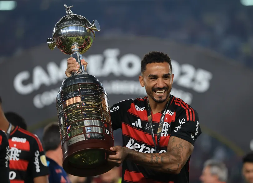 Danilo levanta la Copa Libertadores tras marcar el gol del triunfo