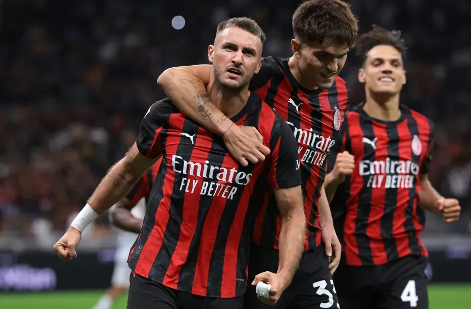 Santiago Giménez se ha perdido cuatro partidos con el Milan (Getty)