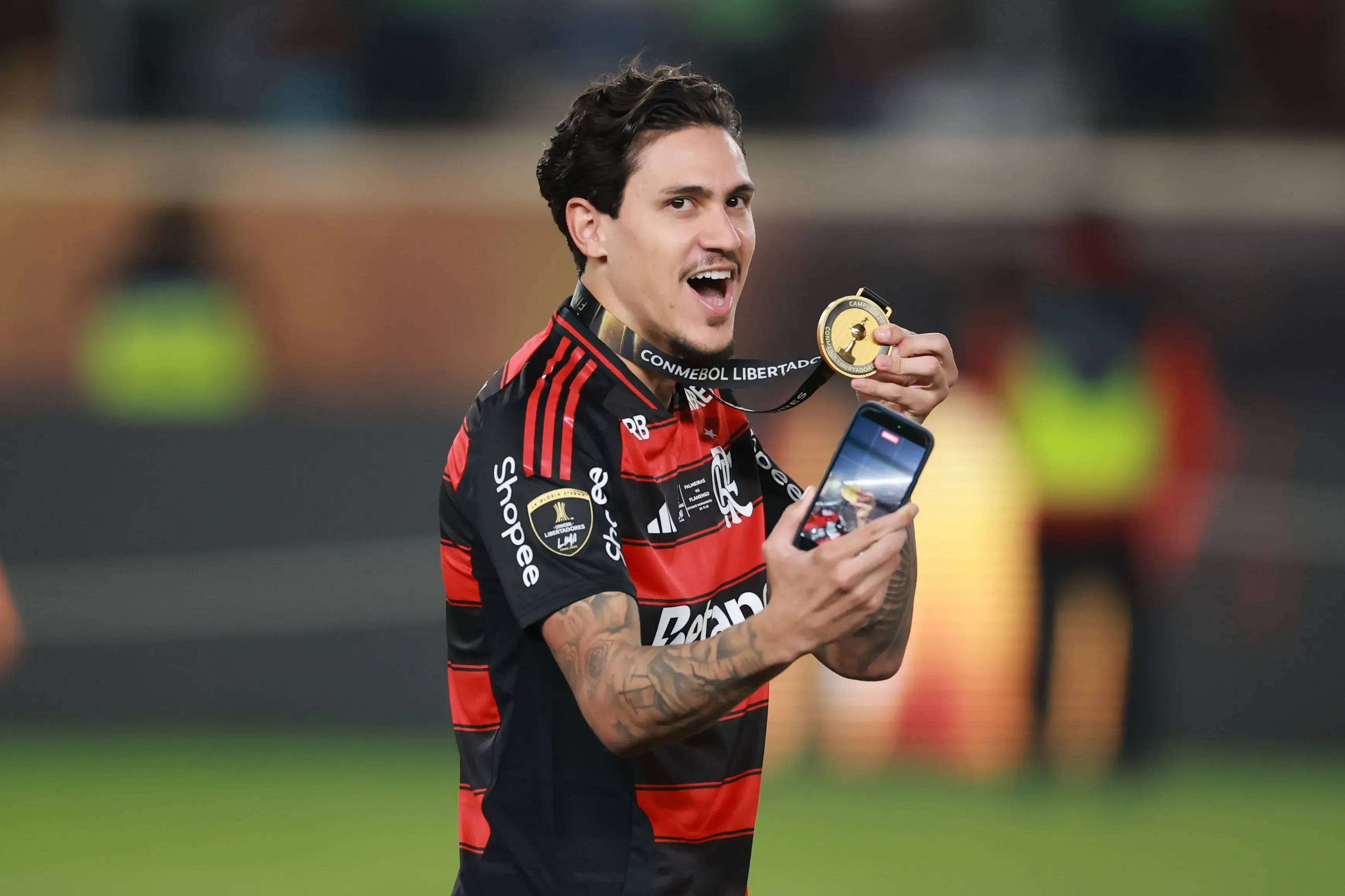 Pedro celebra la obtención de la Libertadores, cuya final no pudo jugar. (Getty)