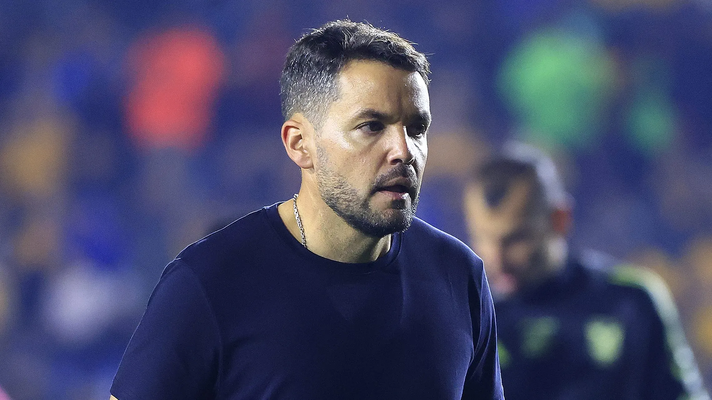 Nicolás Larcamón, castigado por la afición de Cruz Azul.