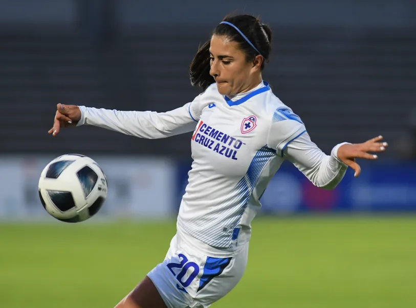 Alondra con la playera de Cruz Azul durante 2021 (IMAGO7).