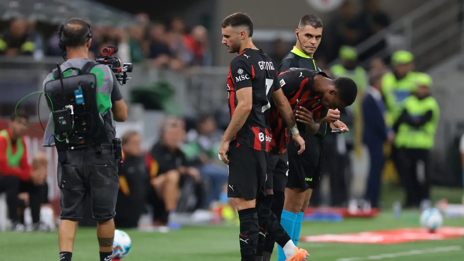 Santiago Giménez podría pasar por el quirófano y extender por varias semanas más su ausencia en Milan. (Getty Images)