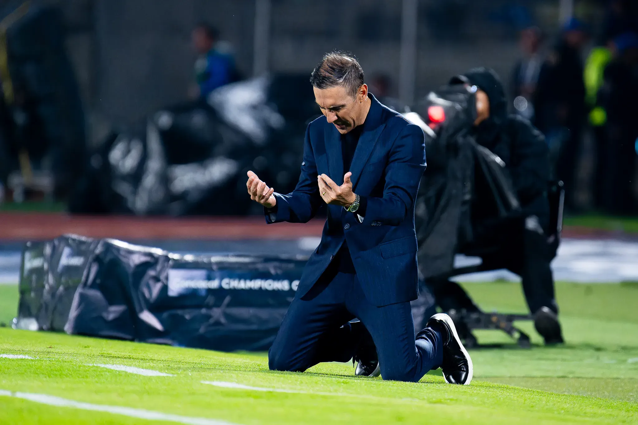 Ciudad de México, 1 de junio de 2025. Vicente Sánchez, Director Técnico en festejo de gol, durante el partido de la Gran Final de la Champions Cup de la CONCACAF 2025, entre la Máquina Celeste del Cruz Azul y Vancouver Whitecaps, realizado en el estadio Olímpico Universitario. Foto: Imago7 / Diego Padilla