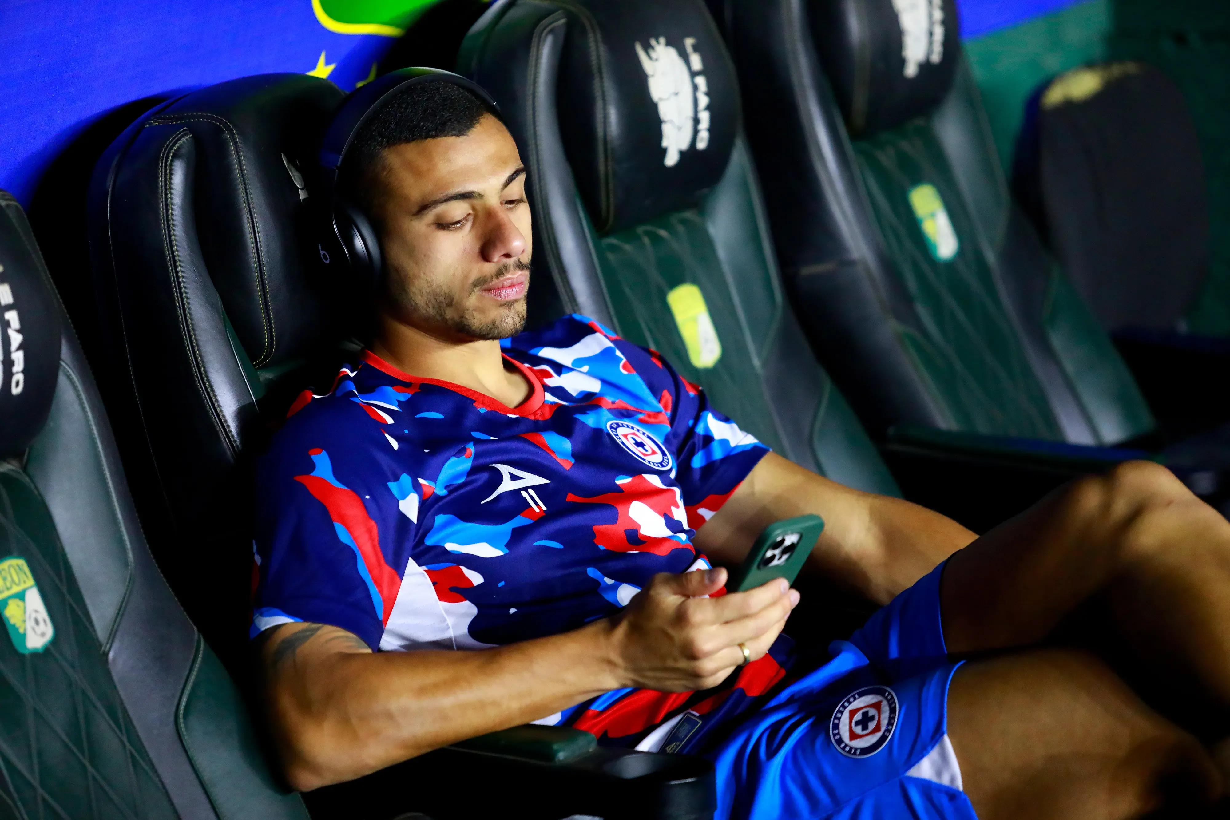 LEON, MEXICO – MAY 08: Georgios Giakoumakis of Cruz Azul looks on prior to the quarterfinals first leg match between Leon and Cruz Azul as part of the Torneo Clausura 2025 Liga MX at Leon Stadium on May 08, 2025 in Leon, Mexico. (Photo by Leopoldo Smith/Getty Images)