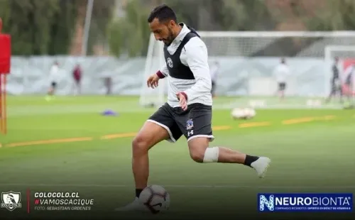 De la Fuente ya impactando el balón.