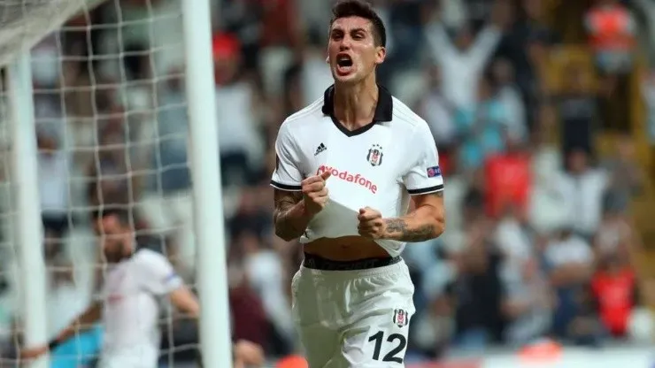 Enzo Roco :En Turquía aseguraron que Colo Colo ofreció 1,5 millones de dólares por su pase al Besiktas, pero Marcelo Espina se hizo el desentendido.