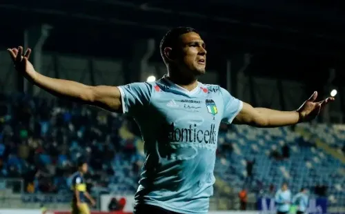 Maximiliano Salas: La figura de O’Higgins terminaba contrato con los celestes y podría ser contratado por otro club. Según ADN, Colo Colo lo tuvo en la mira. No obstante, en Rancagua aceleraron y lo firmaron por tres temporadas.
