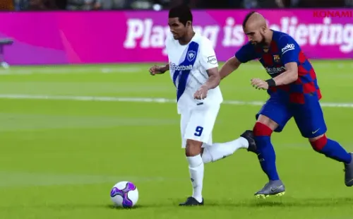 Vidal marcando a un rival