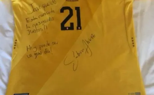 Javier Rodríguez mostrando la camiseta de regalo