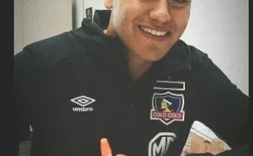 Julio Fierro firmando su contrato
