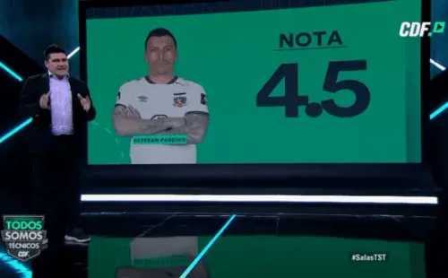 Esteban Paredes: 4,5 | “Fue el mejorcito. Dentro de las pocas posibilidades que le dan, porque el equipo no juega a nada, le cuesta un montón, pero tuvo una al centro y una que se tiró al peso. Claramente fue el mejor”.       Pablo Mouche: 4,1 | “Lo poco que juega lo hace mejor que Costa. Lo que sabemos todos, el hincha, es raro que esté en el banco cuando adentro aporta mucho más”.       Gabriel Suazo: 4,0 | “Se equivoca Salas en sacarlo. Queda un espacio ahí donde Cobresal se agranda, sube su nivel, nadie entendió este cambio. Tiene marca” .       Brayan Cortés: 3,5 | “Nuevamente tiene culpa en el gol. Sale antes, le pasa por debajo de los pies. En el segundo”.       Julio Barroso: 3,1 | “Mal los centrales. Es el partido más malo que le he visto a los centrales. Se le nota mucho, Gaete se lo llevó, le cuesta y no ha jugado mucho”.       Felipe Campos: 3,0 | “Gaete se floreó con él ahí. Y eso que se desgarró. Pasó toda la noche por ahí”.       Carlo Villanueva: 2,8 | “¿Está mal la nota?”       Marcos Bolados: 2,5 | “Muy poco. Colo Colo muy poco en general. ¡Están jugando con Cobresal!”       Óscar Opazo: 2,5 | “El primer gol es culpa de él, no llega. Se pelea con los centrales”.       Juan Insaurralde: 2,5 | “Muy parecido a lo de Barroso, lento, en el segundo gol se lo llevan en velocidad, tira al equipo para atrás. Con el peso que tengo me lo llevo en velocidad”.       Iván Rossi: 2,2 | “Muy mal, no juega nada, estoy siendo generoso. Rústico. Le gusta pegar, con Palestino lo debieron expulsar, no es el refuerzo que esperaba Colo Colo”.            Gabriel Costa: 2,0 | “Por lo que costó, no ha sido refuerzo. Hay que exigirle más. No ha hecho nada, no ha mostrado nada de lo que hizo en Perú. Tiene que mostrar más, si es que alcanza”.       Mario Salas: 1,5 | “Muy mal Colo Colo, no juega a nada hace rato y no declara lo que vemos. Lo dice Paredes y él dice todo lo contrario. Ya hay un problema, ya se acabó, Colo Colo es exitista y debe ganar. Colo Colo te exige jugar bien y ganar, no tiene una forma y no quiere cambiar. Es un buen entrenador que le está yendo muy mal en Colo Colo”.