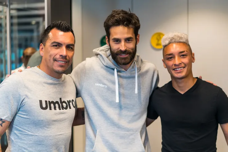 Matías Tobar en la firma de su contrato con Umbro. Foto: Guille Salazar.
