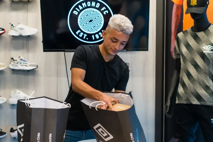 Matías Tobar en la firma de su contrato con Umbro. Foto: Guille Salazar.