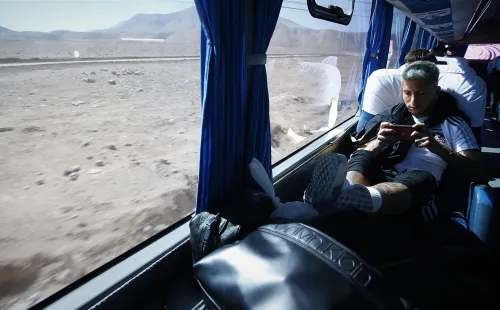 Brayan Vejar en el bus del Cacique en El Salvador. | Foto: Colo Colo.