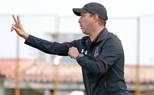 Mena dirige a la sub 17 de Colo Colo. (Foto: Sebastián Órdenes / Prensa Colo Colo)