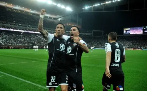 Lucas Barrios hizo el gol histórico para la clasificación a cuartos de final de Copa Libertadores, tras 21 años. Colo Colo cayó 2-1 ante Corinthians en Brasil, pero clasificó vía gol de visita, porque en la ida se impuso 1-0.