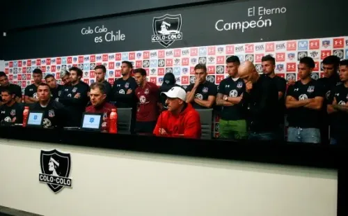 Pablo Guede renuncia a Colo Colo, pero los jugadores lo convencen para que se quede y lo respaldan en conferencia de prensa.