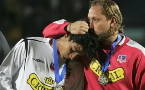 Luis Mena consolando a Matías tras perder la final de la Sudamericana (Foto: Archivo)