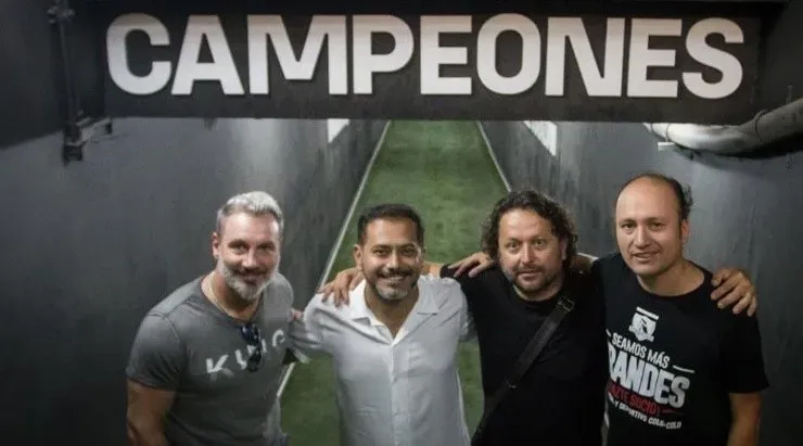 Marcelo Barticciotto, Pedro Ruminot, Daniel Alcaino, y Edmundo Valladares, presidente del Club Social y Deportivo Colo Colo.