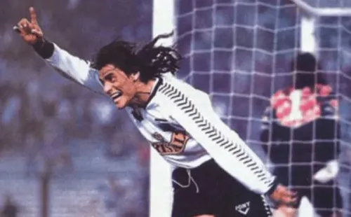 Mendonza defendiendo la camiseta de Colo Colo en 1993.