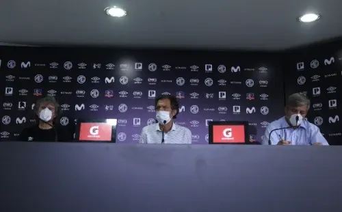 Daniel Morón, Aníbal Mosa y Harold Mayne-Nichollls salieron a explicar que el plantel no aceptó la oferta de Blanco y Negro para reajustar sus salarios