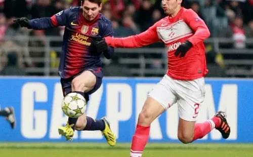 Insaurralde tratando de marcar a Messi en la Champions League 2012-13.