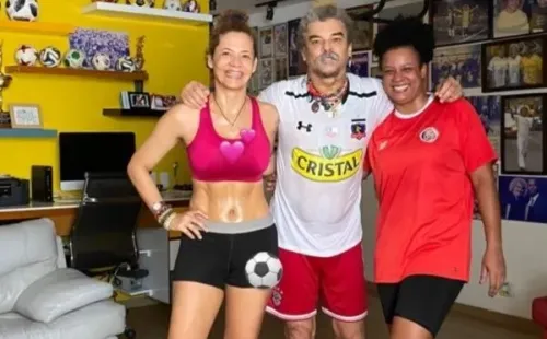 El Pibe Valderrama luce orgulloso la camiseta de Colo Colo