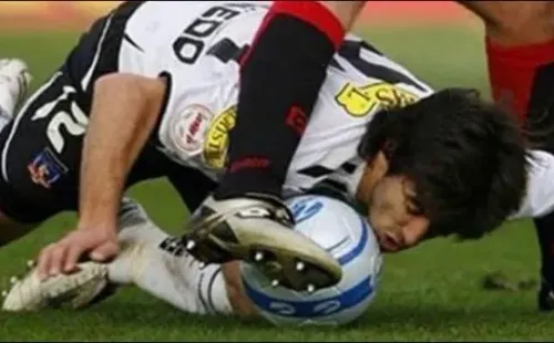 Mingo Salcedo trancando con la cabeza ante Rangers / FOTO: Archivo