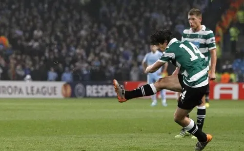 Matías ejecutando un tiro libre que eliminó al Manchester City / FOTO: Getty