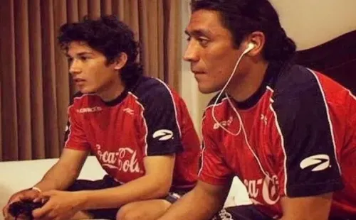 Rodrigo Meléndez jugando playstation con Matías Fernández