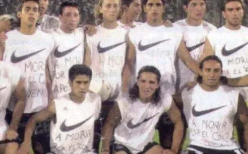 Leal posando con el plantel una de las camisetas más emblemáticas de la quiebra