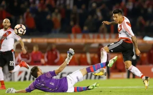 Olivares siendo batido por Enzo Pérez / FOTO: Getty Images