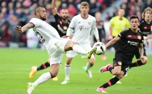 Arturo Vidal disputando un balón con Charles Aránguiz en Alemania